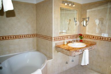 Finca Son Perxa - Bad mit Badewanne und Dusche