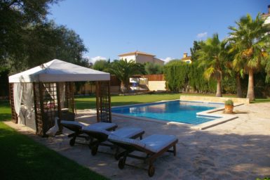 Villa Colom - Sonnenliegen am Pool