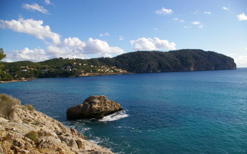 Cala en Cranc - Mallorca Strand im Westen mit Fels und Kies