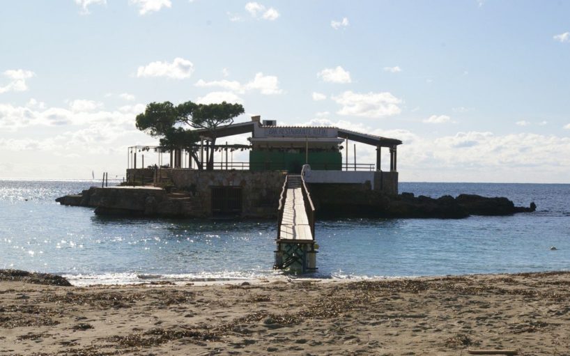 Sandstrand Camp de Mar mit Insel-Restaurant im Westen von Mallorca