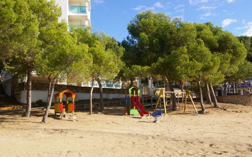 Sandstrand Camp de Mar im Westen von Mallorca mit Kinderspielplatz