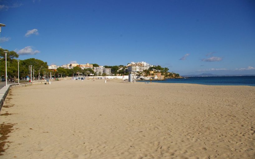 Strand Es Carregador in Palmanova im Südwesten von Mallorca