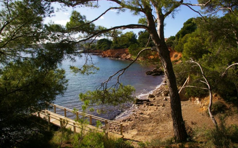Kleine Kiesbadebucht mit Holzsteg im Südwesten von Mallorca