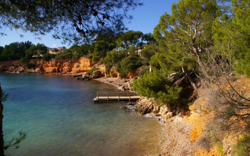 Kleine Kiesbadebucht mit Holzsteg im Südwesten von Mallorca